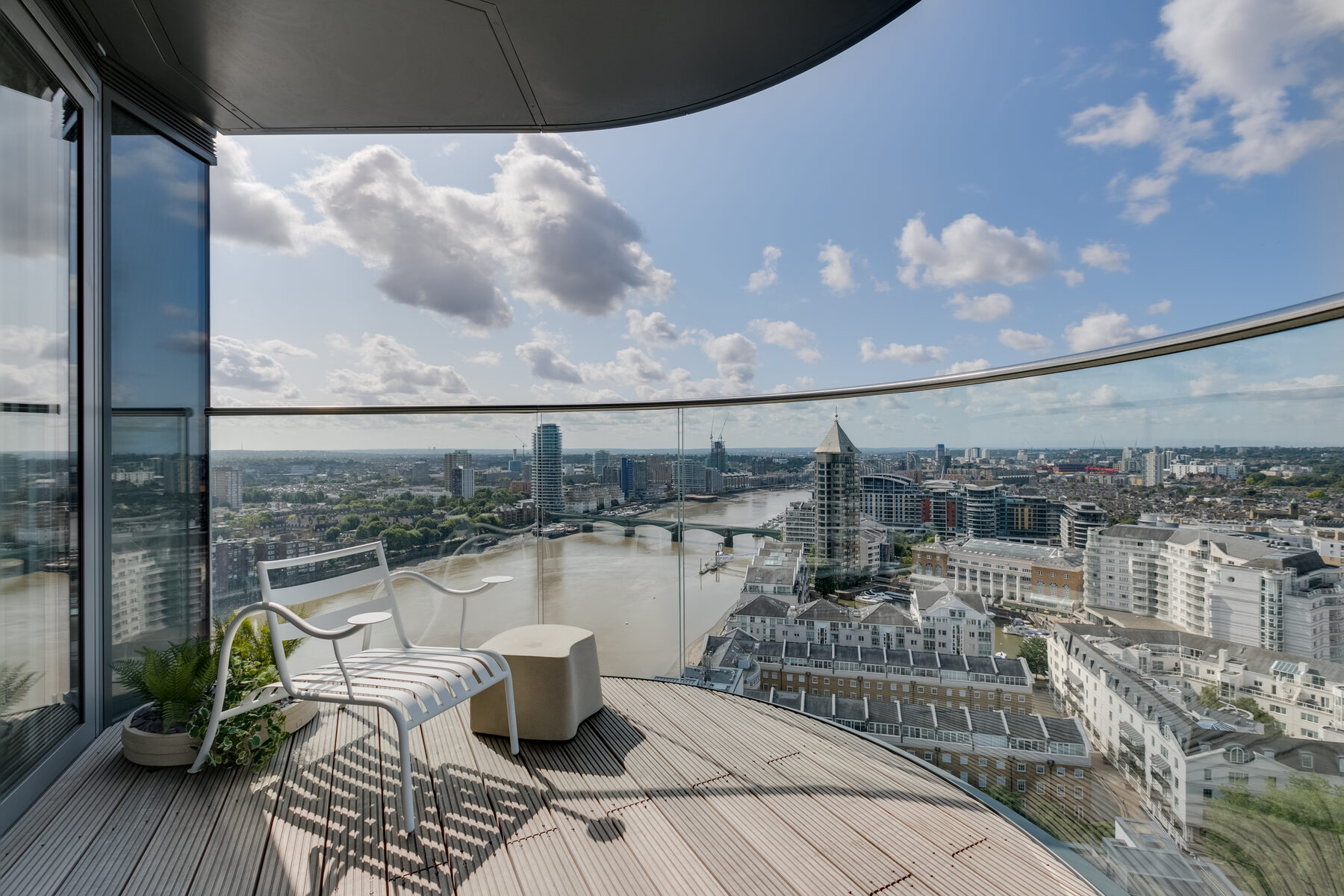 Curved private balcony overlooking the Thames, bridges and Chelsea Harbour